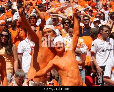 Football - Championnat de la ligue de football Coca-Cola - finale de jeu - Blackpool v Cardiff City - Wembley Stadium. Les fans de Blackpool apprécient l'atmosphère dans les stands. Banque D'Images