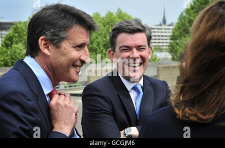 Le président de Londres 2012, Lord COE (à gauche), avec le ministre des Jeux Olympiques, Hugh Robertson, pose sur la Southbank de Londres pour promouvoir le lancement du relais de la flamme des Jeux Olympiques de Londres 2012. Banque D'Images