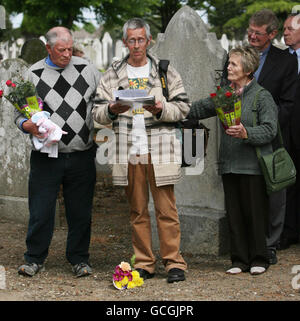 (Gauche - droite) Derek Leinster, Patrick Anderson McQuoid et Noleen Belton anciens résidents de la maison d'enfants de Bethany à un service de lancement de Bethany Survivors Group au lieu d'inhumation des enfants de la maison au cimetière de Mount Jerome à Dublin. Banque D'Images