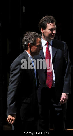 Le chancelier George Osborne (à droite) se tourne vers Timothy Geithner, le secrétaire au Trésor américain, qui quitte le 11 Downing Street à Londres, après leur réunion. Banque D'Images