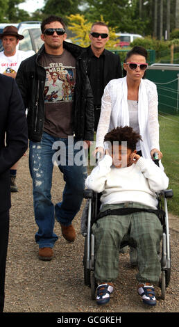 Katie Price, avec son mari Alex Reid et son fils Harvey, visite la rencontre de Lost Island au World of Golf à Sidcup, dans le Kent. Banque D'Images