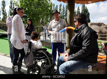 Katie Price, avec son mari Alex Reid et son fils Harvey, visite la rencontre de Lost Island au World of Golf à Sidcup, dans le Kent. Banque D'Images