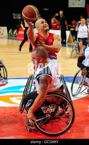 Paralympiques - coupe du monde paralympique BT 2010 - sixième jour - Manchester.Le canadien Richard Peter (en haut) est en collision avec le britannique Jon Pollock lors de la coupe du monde paralympique BT à Sport City, Manchester. Banque D'Images