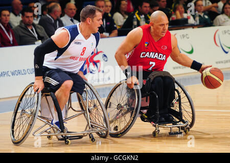 Simon Munn en Grande-Bretagne et Richard Peter au Canada dans le cadre du match de basketball en fauteuil roulant lors de la coupe du monde paralympique BT à Sport City, Manchester. Banque D'Images