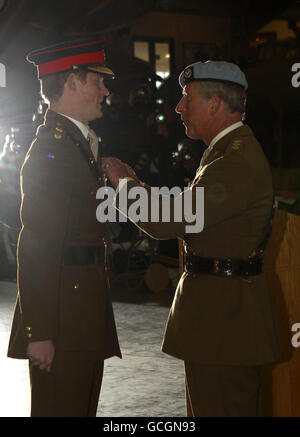 Le Prince Harry reçoit ses ailes volantes de son père, le Prince de Galles, lors d'une cérémonie de remise des diplômes d'un cours avancé d'entraînement en hélicoptère au Museum of Army Middle Wallop à Stockbridge, Hampshire. Banque D'Images