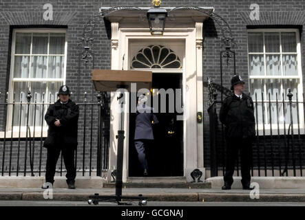 Le Premier ministre britannique Gordon Brown revient à Downing Street après avoir lu une déclaration à l'extérieur. Banque D'Images