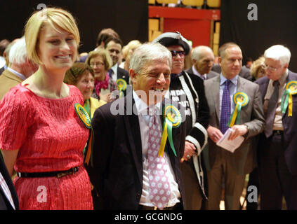 Le porte-parole de la Chambre des communes, John Bercow, et son épouse Sally, au Centre civique d'Aylesbury, dans le Buckinghamshire, après avoir occupé son siège à Buckingham, ont battu un défi lancé par Nigel Farage de UKIP. Banque D'Images