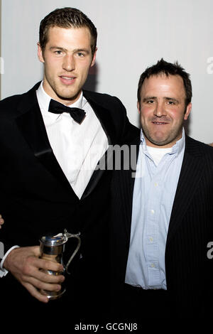 Tim visser, lauréat du Newcomer of the Year d'Edinburgh Rugby (à gauche) avec son prix lors du dîner de remise des prix du club au Heriot's Rugby Club d'Édimbourg. Banque D'Images