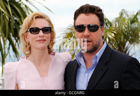 Cate Blanchett et Russell Crowe assistent à une séance photo pour Robin des Bois à Cannes, France. Le titre ouvrira le Festival du film de Cannes car il sera sorti de la compétition. Banque D'Images