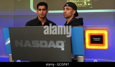 Boxe - Amir Khan et Paulie Malignagi Open Bourse de New York - Times Square.Amir Khan (à gauche) en Grande-Bretagne et Paulie Malignaggi aux États-Unis ouvrent le marché du NASDAQ à New York, à New York, aux États-Unis. Banque D'Images