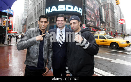 Amir Khan en Grande-Bretagne (à gauche) et Paulie Malignaggi aux États-Unis (à droite) après avoir ouvert le marché du NASDAQ à New York, à New York, aux États-Unis. Banque D'Images