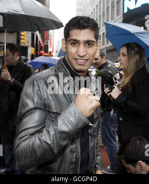 Amir Khan, en Grande-Bretagne, pose après l'ouverture du marché du NASDAQ à New York, à New York, aux États-Unis. Banque D'Images