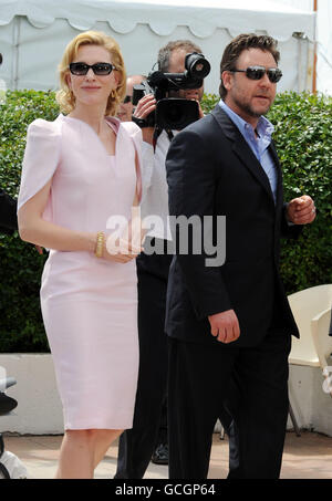 Cate Blanchett (à gauche) et Russell Crowe assistent à une séance photo pour Robin des Bois à Cannes, en France.Le titre ouvrira le Festival du film de Cannes car il sera sorti de la compétition.APPUYEZ SUR ASSOCIATION photo.Date de la photo: Mercredi 12 mai 2010.Crowe, qui joue le rôle de titre, a fait équipe une fois de plus avec le directeur de Gladiator Sir Ridley Scott pour le retelling du mythe, qui va se retirer de la concurrence.Blanchett est co-vedette de Marian.Voir PA Story SHOWBIZ Cannes.Le crédit photo devrait se lire comme suit : Fiona Hanson/PA Wire Banque D'Images