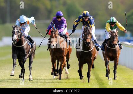 Bahceli, monté par Ryan Moore (à gauche), remporte le Blue Square en soutien de Marie Curie E.B.F. Les nouveaux enjeux pendant le premier jour du Dante Festival 2010, à l'hippodrome de York Banque D'Images