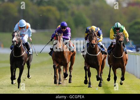 Bahceli, monté par Ryan Moore (à gauche), remporte le Blue Square en soutien de Marie Curie E.B.F. Les nouveaux enjeux pendant le premier jour du Dante Festival 2010, à l'hippodrome de York Banque D'Images