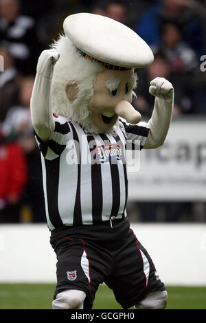 Football - Coca-Cola football League 2 - Burton Albion / Grimsby Town - Pirelli Stadium. Grimsby Town mascotte le Mighty Mariner Banque D'Images