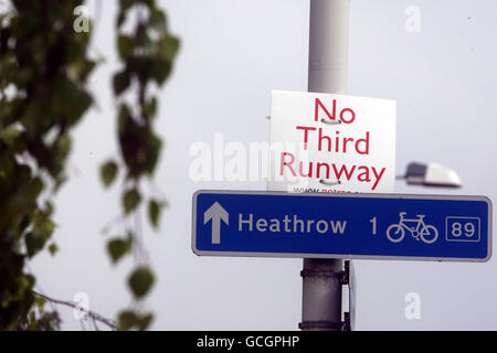 Un panneau dans le village de Sipson près de l'aéroport d'Heathrow après la mise au rebut par le nouveau gouvernement de coalition des plans de troisième piste. Banque D'Images