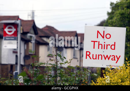 Un panneau dans le village de Sipson près de l'aéroport d'Heathrow après la mise au rebut par le nouveau gouvernement de coalition des plans de troisième piste. Banque D'Images