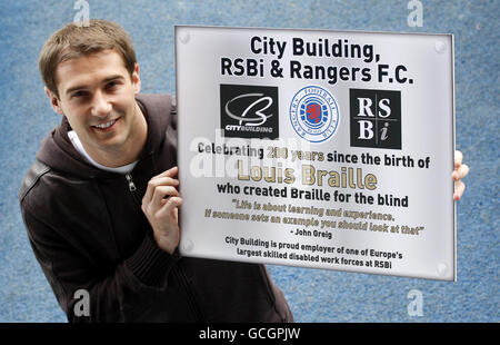 Kevin Thomson, star des Rangers, détient la plaque braille lors d'un photocall au stade Ibrox de Glasgow.