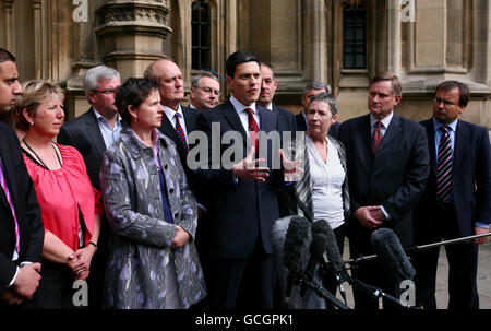 L’ancien secrétaire aux Affaires étrangères David Miliband (au centre) est accompagné de partisans qui lui font part de son intention de se présenter à la direction du Parti travailliste devant les chambres du Parlement à Westminster, à Londres. Banque D'Images