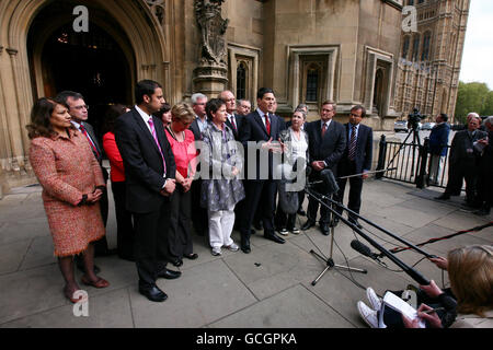 L’ancien secrétaire aux Affaires étrangères David Miliband Centre est accompagné de ses partisans dans sa déclaration de son intention de se présenter à la direction du Parti travailliste à l’extérieur des chambres du Parlement à Westminster, à Londres. Banque D'Images