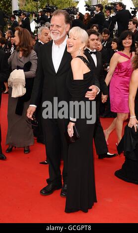 Helen Mirren et son mari Taylor Hackford arrivent pour la projection officielle de Robin des Bois au Palais de Festival pendant le 63e Festival de Cannes, France. Banque D'Images