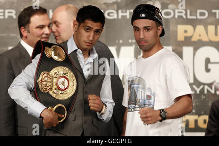 Amir Khan en Grande-Bretagne et Paulie Malignaggi aux États-Unis (à droite) posent lors de la conférence de presse dans le hall du Théâtre de Madison Square Garden, New York City, États-Unis. Banque D'Images