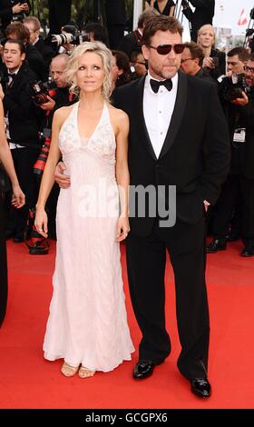 Russell Crowe et son épouse Danielle Spencer arrivent pour la projection officielle de Robin des Bois, au Palais de Festival, pendant le 63e Festival de Cannes, France. Banque D'Images