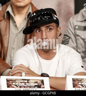 Boxe - Amir Khan et Paulie Malignagi Conférence de presse - Madison Square Garden.Paulie Malignaggi des États-Unis a mâcher de la gomme lors de la conférence de presse au hall du théâtre de Madison Square Garden, New York City, États-Unis. Banque D'Images