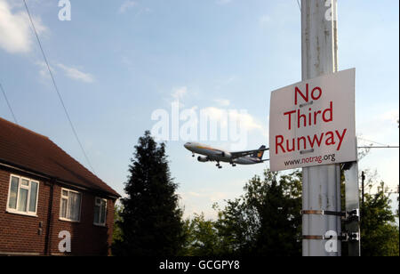 Un panneau dans le village de Longford près de l'aéroport d'Heathrow après la mise au rebut par le nouveau gouvernement de coalition des plans de troisième piste. Banque D'Images