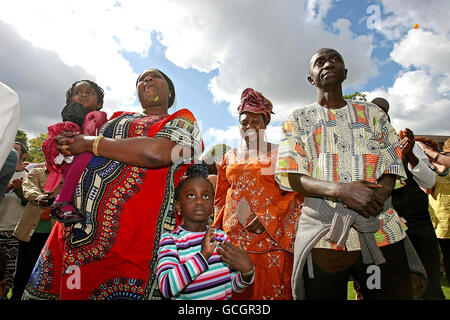 Des membres de la foule, Fatoumta Saidy (2 ans), sa mère Jankeh Saidy, Horija Bojang et Lamin Bojang, tous originaires de Gambie, dans les jardins d'Iveagh, dans le centre de Dublin, durant la Journée de l'Afrique - une série d'événements organisés par Irish Aid - avant une conférence de deux jours sur la lutte contre la faim dans le monde. Banque D'Images