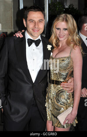 David Walliams et sa nouvelle femme Lara Stone quittent Claridge's Hotel dans le centre de Londres après leur mariage. Banque D'Images