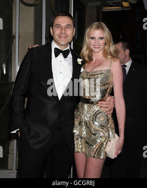 David Walliams et sa nouvelle femme Lara Stone quittent Claridge's Hotel dans le centre de Londres après leur mariage. Banque D'Images