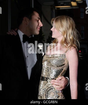 David Walliams et sa nouvelle femme Lara Stone quittent Claridge's Hotel dans le centre de Londres après leur mariage. Banque D'Images