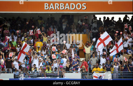 Les fans d'Angleterre applaudissent lors du match final de l'ICC World Twenty20 au Kensington Oval, Bridgetown, Barbade. Banque D'Images