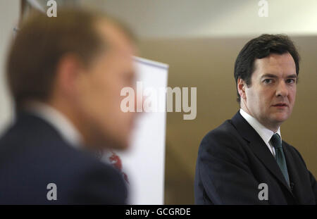 Le chancelier de l’Échiquier George Osborne (à droite) examine le secrétaire au Trésor David Laws lors d’une conférence de presse au Trésor, dans le centre de Londres. Banque D'Images