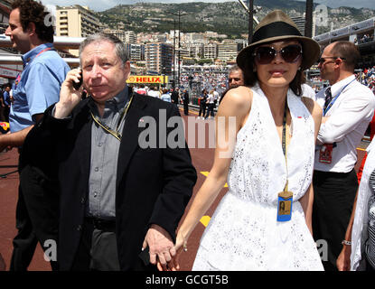 Jean Todt, président de la FIA (à gauche) avec la fiancée Michelle Yeoh lors du Grand Prix de Monaco au circuit de Monaco, Monte Carlo. Banque D'Images