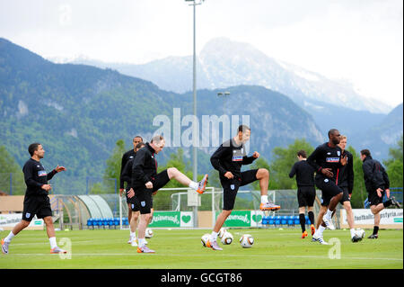 Wayne Rooney (au centre à gauche) et Rio Ferdinand (au centre à droite) en Angleterre avec des coéquipiers pendant la séance d'entraînement à l'ATV Arena, Irdning, Autriche. Banque D'Images