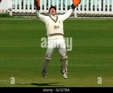 Cricket - Liverpool Victoria County Championship - Division 2 - troisième jour - Surrey c. Middlesex - The Brit Oval.Gary Wilson, gardien de cricket de Surrey, célèbre Scott Newman de Middlesex Banque D'Images