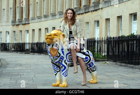 Amy Williams, médaillée d'or aux Jeux Olympiques d'hiver, est assise sur son lion « Médaillon », qui est l'une des fierté des « Lions de Bath 2010 » du Royal Crescent de Bath. Banque D'Images