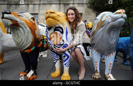 Amy Williams, médaillée d'or aux Jeux Olympiques d'hiver, et son lion « Médaillon » parmi certains des autres lions qui forment la fierté des « Lions de Bath 2010 » à Bath. Banque D'Images