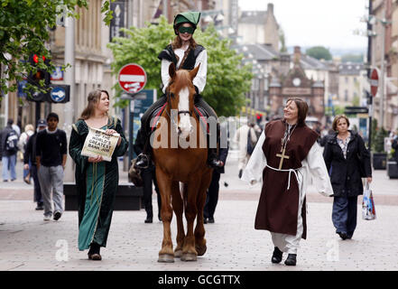 Sara Cowan Reynolds, une militante anti-pauvreté d'Oxfam, vêtue de Robin des Bois, qui descend Buchanan Street à Glasgow en compagnie de Kristin Reynolds, habillée sous le nom de Maid Marion, pour appeler les gouvernements du G20 à souscrire à la taxe Robin des Bois. Banque D'Images