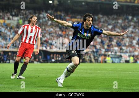 Football - Ligue des champions de l'UEFA - finale - Bayern Munich / Inter Milan - Santiago Bernabeu.Diego Milito, de l'Inter Milan, célèbre le deuxième but du match Banque D'Images