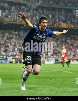 Football - Ligue des champions de l'UEFA - finale - Bayern Munich / Inter Milan - Santiago Bernabeu.Diego Milito, de l'Inter Milan, célèbre le deuxième but du match Banque D'Images