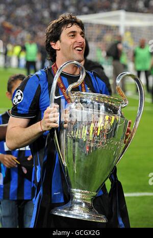 Football - Ligue des champions de l'UEFA - finale - Bayern Munich / Inter Milan - Santiago Bernabeu.Diego Miito, de l'Inter Milan, célèbre avec le trophée de la Ligue des champions de l'UEFA Banque D'Images