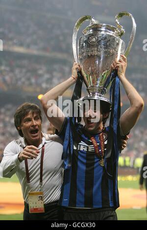 Football - Ligue des champions de l'UEFA - finale - Bayern Munich / Inter Milan - Santiago Bernabeu.Alberto Diego Milito (à droite) d'Inter Milan célèbre le trophée de la Ligue des champions de l'UEFA Banque D'Images