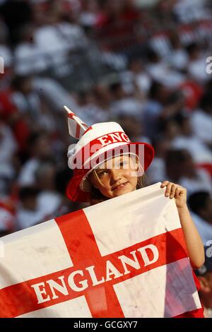 Football - International friendly - Angleterre / Mexique - Wembley Stadium.Un jeune fan d'Angleterre dans les tribunes Banque D'Images