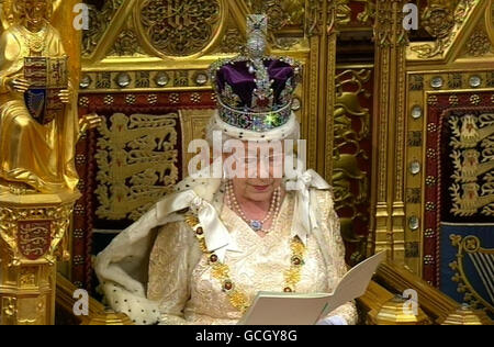 La reine Elizabeth II prononce le discours de la reine lors de l'ouverture d'État du Parlement dans les palais de Westminster, dans le centre de Londres. Banque D'Images