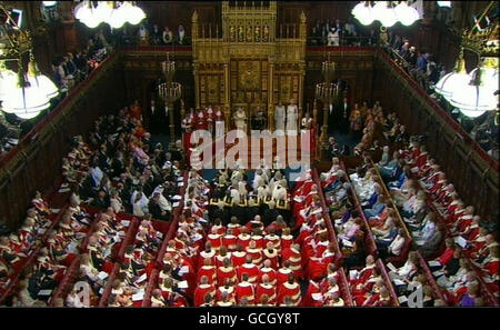 La reine Elizabeth II prononce le discours de la reine lors de l'ouverture d'État du Parlement dans les palais de Westminster, dans le centre de Londres. Banque D'Images