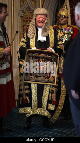 Le secrétaire à la Justice Kenneth Clarke attend la reine Elizabeth II au sommet des escaliers normands, dans les chambres du Parlement, avant l'ouverture d'État du Parlement à Londres. Banque D'Images